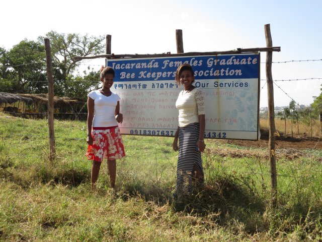 Die beiden jungen Frauen aus Bahir Dar vor ihrem Bienenstand, aufgenommen im Dezember 2015, © Silke Beckedorf